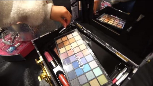 Captura de vídeo de las niñas maquilladoras Captura de vídeo de las niñas maquilladoras