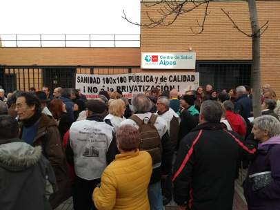 Concentración centro de salud San Blas por el "recorte horario" de la Comunidad.