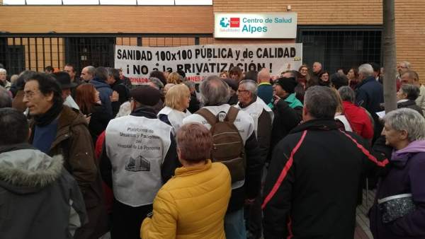Concentración centro de salud San Blas por el "recorte horario" de la Comunidad. Concentración centro de salud San Blas por el "recorte horario" de la Comunidad.