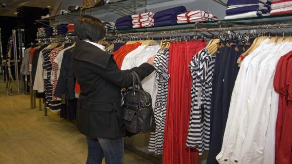 Comsumidora en una tienda de ropa Comsumidora en una tienda de ropa