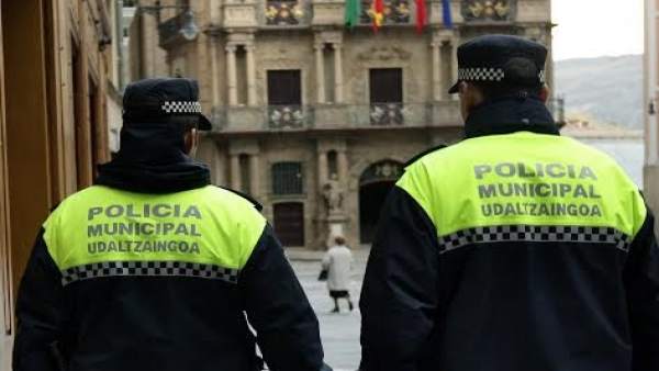Agentes de la Policía Municipal de Pamplona. Agentes de la Policía Municipal de Pamplona.