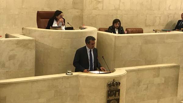 El consejero Francisco Martín responde a interpelación en el Parlamento El consejero Francisco Martín responde a interpelación en el Parlamento