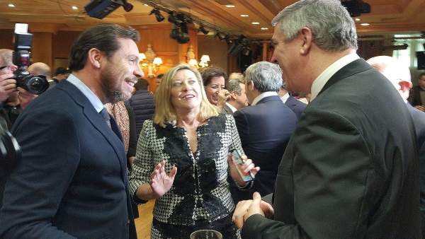 De iz a dcha, Óscar Puente, Pilar del Olmo y José Vicente de los Mozos. De iz a dcha, Óscar Puente, Pilar del Olmo y José Vicente de los Mozos.