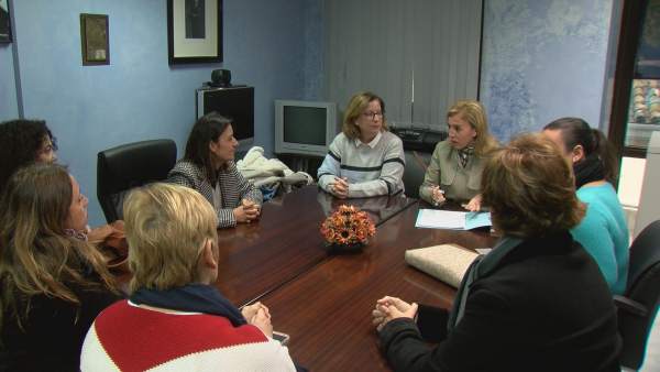 Reunión de Eva Pajares con padres del CEE Virgen de la Esperanza Reunión de Eva Pajares con padres del CEE Virgen de la Esperanza