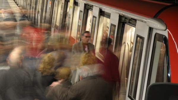 Andén de la L1 del Metro de Barcelona. Andén de la L1 del Metro de Barcelona.