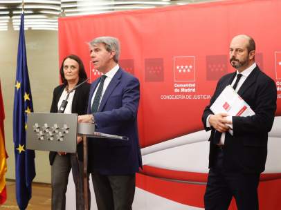 El presidente Ángel Garrido con los consejeros Yolanda Ibarrola y Pedro Rollán, este martes tras el Consejo de Gobierno.