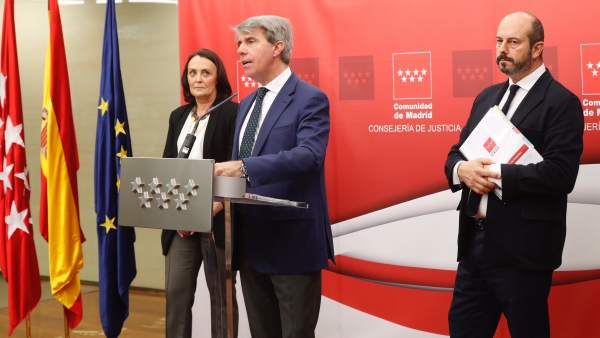 El presidente Ángel Garrido con los consejeros Yolanda Ibarrola y Pedro Rollán, este martes tras el Consejo de Gobierno. El presidente Ángel Garrido con los consejeros Yolanda Ibarrola y Pedro Rollán, este martes tras el Consejo de Gobierno.