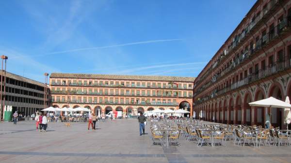 Veladores instalados en la Plaza de la Corredera Veladores instalados en la Plaza de la Corredera