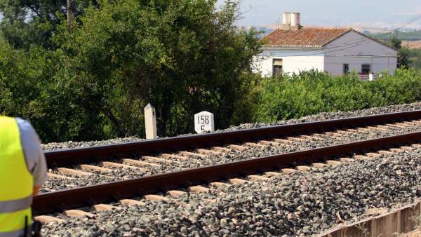 Una foto de archivo en una vía del tren Una foto de archivo en una vía del tren