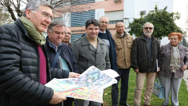 Pedro García, Emilio García y Antonio Toledano con vecinos Pedro García, Emilio García y Antonio Toledano con vecinos
