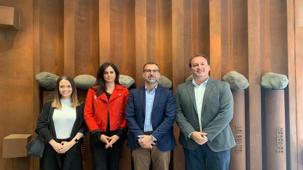 Vidina Espino y Mariano Cejas (en el centro) junto a representantes de Cs Canari Vidina Espino y Mariano Cejas (en el centro) junto a representantes de Cs Canari