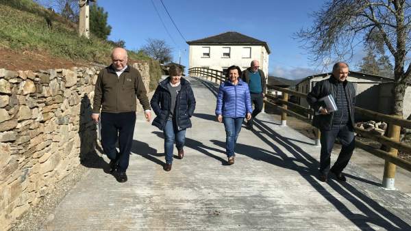 La consejera visita caminos en Villayón y Boal La consejera visita caminos en Villayón y Boal