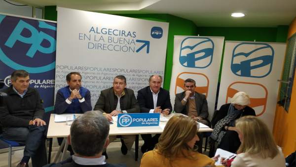 Sanz en reunión de partido en Algeciras Sanz en reunión de partido en Algeciras