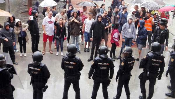 La Policía Nacional en una actuación durante el referéndum del 1-O. La Policía Nacional en una actuación durante el referéndum del 1-O.