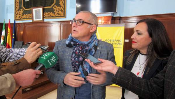 El presidente de la CHG, Joaquín Páez, atiende a los periodistas junto a la subd El presidente de la CHG, Joaquín Páez, atiende a los periodistas junto a la subd