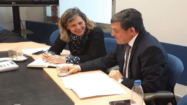 Delegado del Gobierno con la presidente de la CHE Delegado del Gobierno con la presidente de la CHE