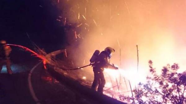 Un bombero trabaja en extinguir las llamas del barranco de Relleu por el incendi Un bombero trabaja en extinguir las llamas del barranco de Relleu por el incendi