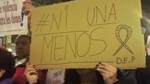 Pancarta en la concentración por la mujer apuñalada en Palma Pancarta en la concentración por la mujer apuñalada en Palma