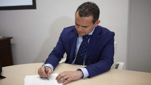 El senador del PP, Antoni Fuster, toma posesión del cargo El senador del PP, Antoni Fuster, toma posesión del cargo