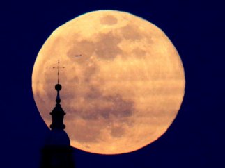 Volando entre la catedral y la luna