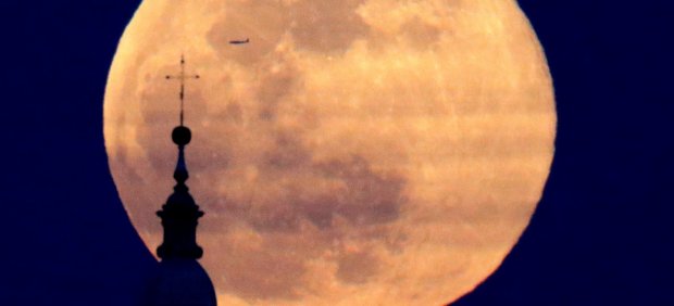 Volando entre la catedral y la luna