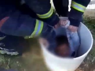 Liberan a un niño atrapado en un tubo