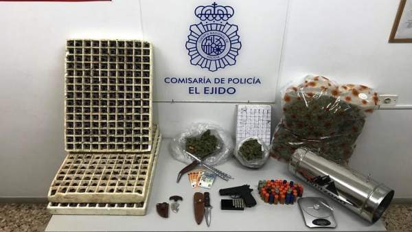Material intervenido tras detener a seis personas en El Ejido por una reyerta p Material intervenido tras detener a seis personas en El Ejido por una reyerta p