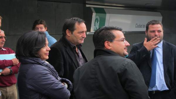 Trabalón y Tijeras (de frente), en las puertas de la Ciudad de la Justicia Trabalón y Tijeras (de frente), en las puertas de la Ciudad de la Justicia