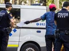 Una identificación policial en la Rambla del Raval en Barcelona.