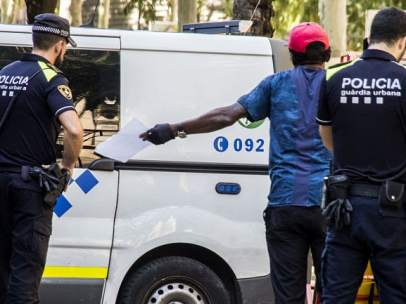 Una identificación policial en la Rambla del Raval en Barcelona.