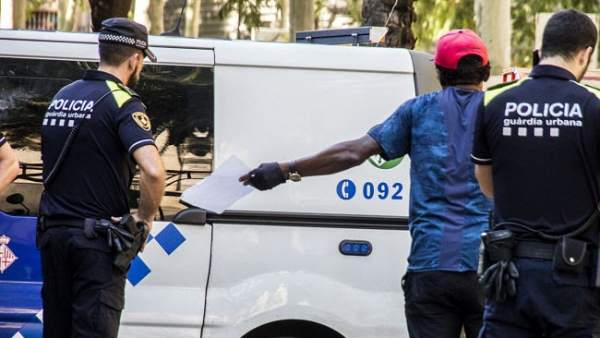 Una identificación policial en la Rambla del Raval en Barcelona. Una identificación policial en la Rambla del Raval en Barcelona.