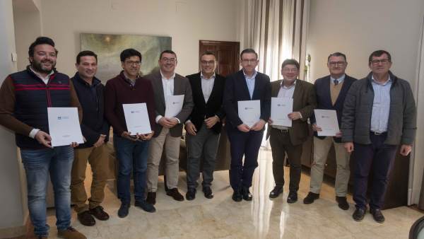 Caraballo, con representantes de municipios que reciben dinero a través del Fond Caraballo, con representantes de municipios que reciben dinero a través del Fond