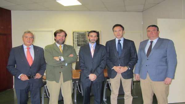 Martínez (c) junto a los representantes de la Confederación de Empresarios de Ja Martínez (c) junto a los representantes de la Confederación de Empresarios de Ja