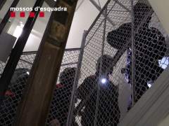 Operación de los Mossos en el primer narcopiso que se desmantela en el distrito de Sant Martí de Barcelona.