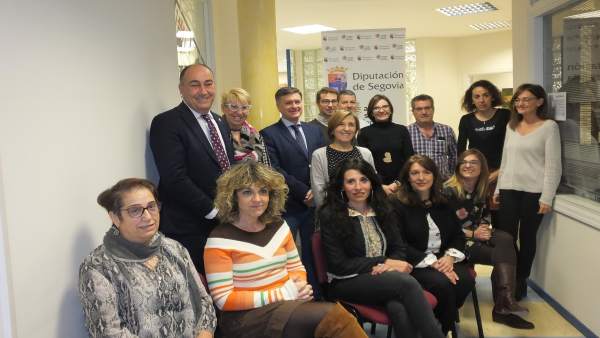 El presidente y el diputado del área con empleados de este área El presidente y el diputado del área con empleados de este área