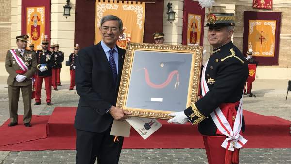 Entrega de la distinción de caballero cadete honorífico a José María Rivera. Entrega de la distinción de caballero cadete honorífico a José María Rivera.