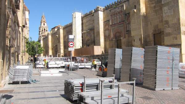 Montaje de palcos de Semana Santa en el entorno de la Mezquita Montaje de palcos de Semana Santa en el entorno de la Mezquita