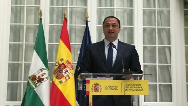 Alfonso Rodríguez Gómez de Celis atiende a los medios. Alfonso Rodríguez Gómez de Celis atiende a los medios.