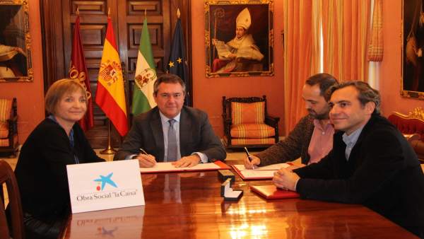 Firma del convenio entre Emvisesa, La Caixa y Asociación Ponte, ante Espadas Firma del convenio entre Emvisesa, La Caixa y Asociación Ponte, ante Espadas