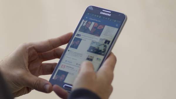 Facebook en un teléfono móvil Facebook en un teléfono móvil