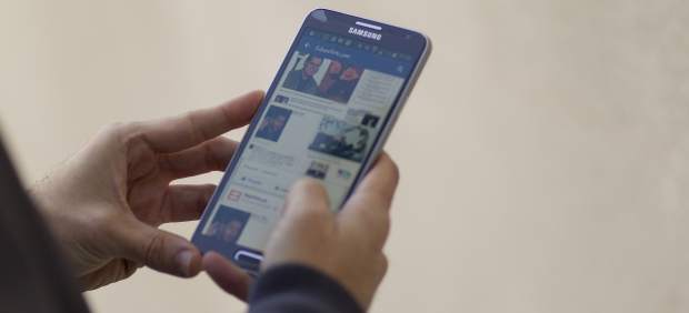 Facebook en un teléfono móvil