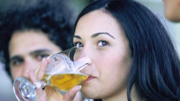 Mujer tomando una cerveza Mujer tomando una cerveza