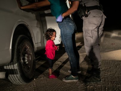 'Niña llorando en la frontera'