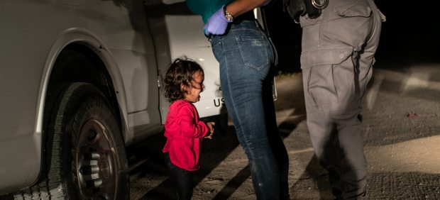 'Niña llorando en la frontera'