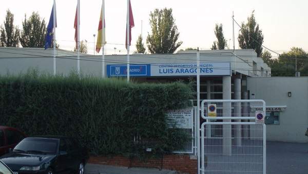 Entrada del Centro Deportivo Luis Aragonés.
