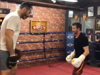 Pablo Motos practicando boxeo