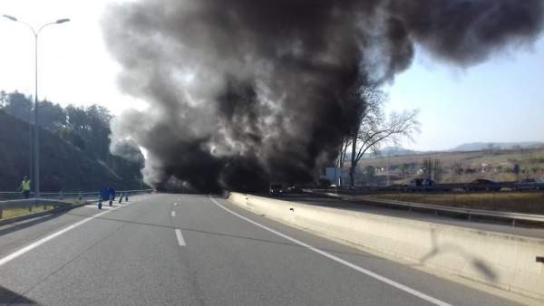 Los CDR cortan 15 tramos de carreteras catalanas a las 10 horas por la huelga Los CDR cortan 15 tramos de carreteras catalanas a las 10 horas por la huelga