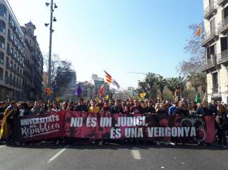 Manifestación estudiantil en la plaza Universitat de Barcelona durante la huelga general.