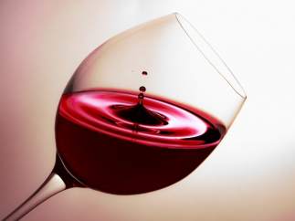 ¿Cómo eliminar las manchas de vino tinto?