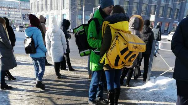 Dos empleados de Delivery y Yandex Dos empleados de Delivery y Yandex